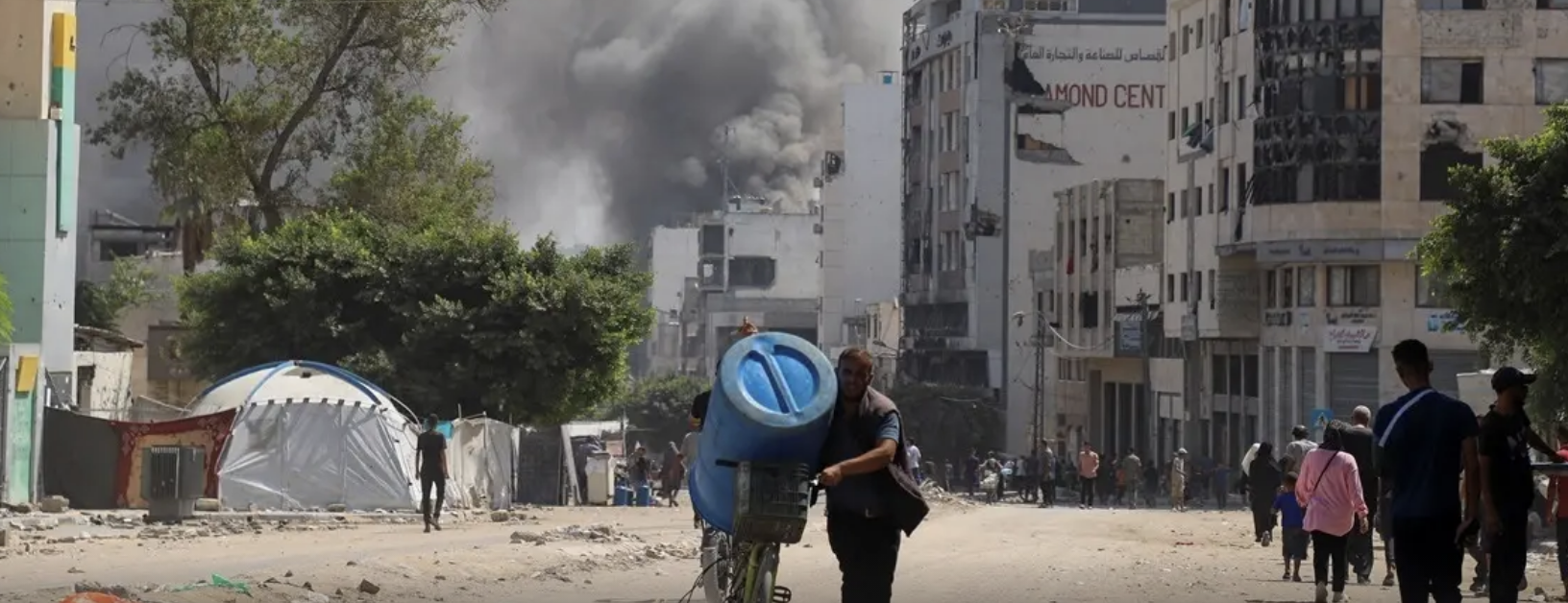 قصف إسرائيلي مكثف غرب مدينة غزة.. والنزوح مستمر