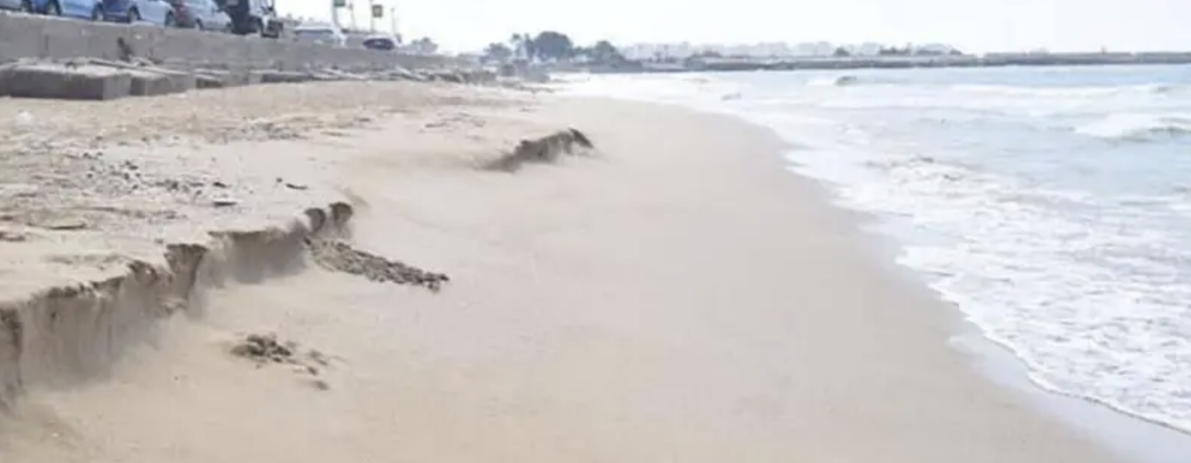 انحسار مياه البحر وظهور شواطئ رملية بالإسكندرية يثير القلق