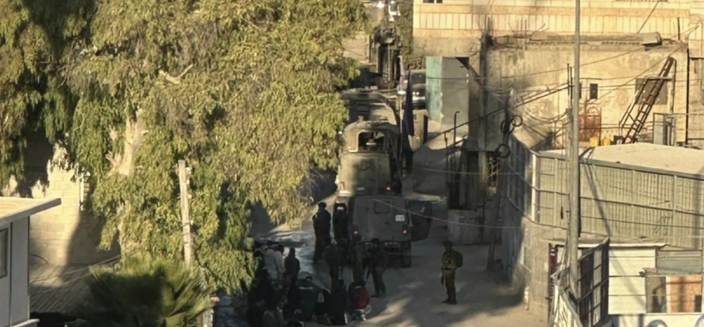 الاحتلال يحتجز عشرات المواطنين ويعتدي عليهم بالضرب في مخيم العروب شمال الخليل