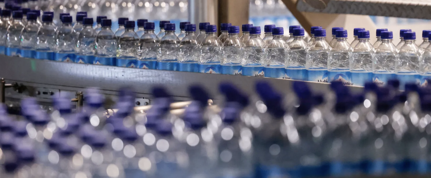 في زجاجات المياه.. خطر غير مرئي يتسلل إلى أجسامنا