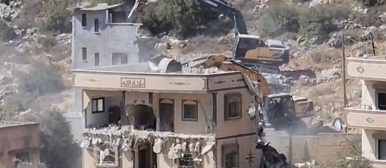 الاحتلال يهدم منزلا في قرية المغير شمال شرق رام الله