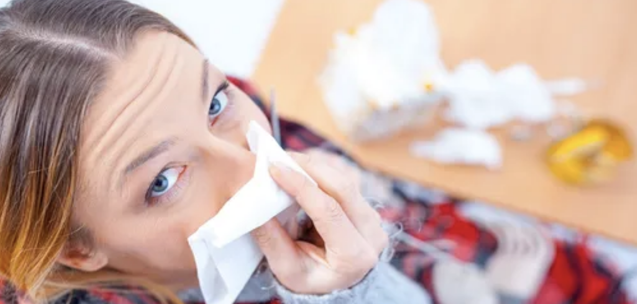 أثناء الإصابة بنزلة البرد.. أطباء يحذرون من خطأ شائع