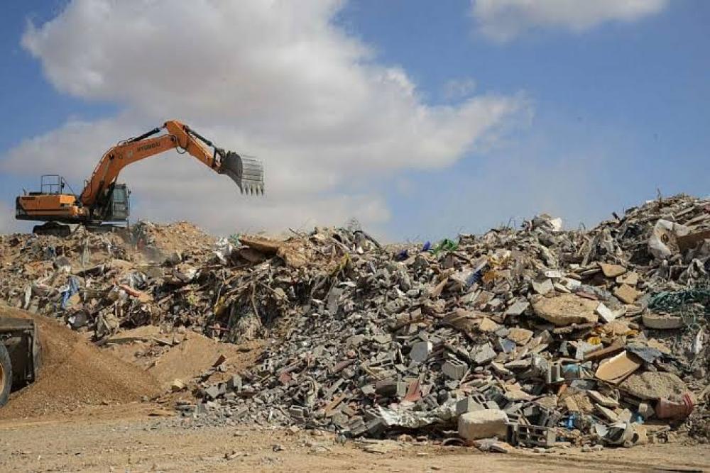 "هآرتس": الجيش الإسرائيلي يُحوّل أطراف غزة إلى "مكبّ نفايات