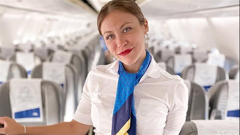 مضيفة تكشف سبب تقديم الماء للركاب "سرا" في الرحلات الجوية