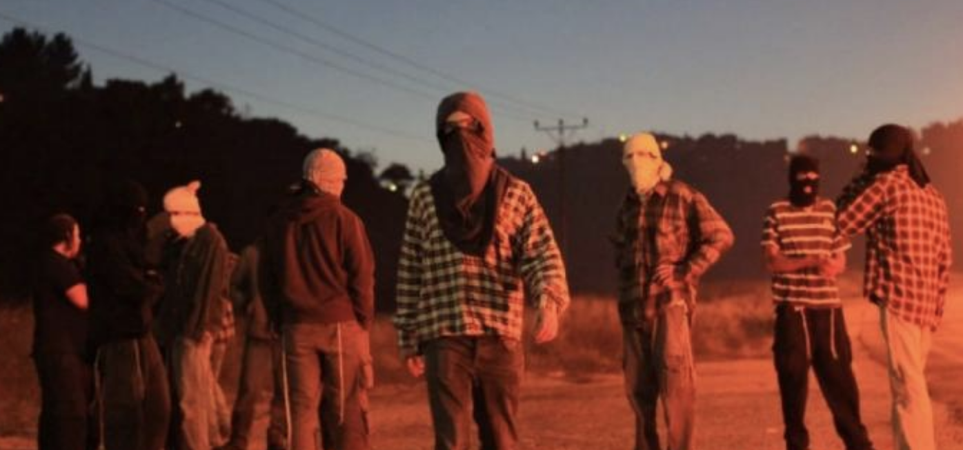 مستعمرون يضرمون النيران في مركبتين في قرية برقا شرق رام الله