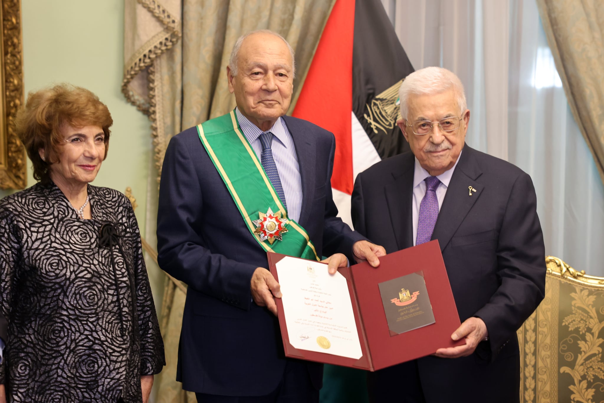 الرئيس يقلد أمين عام جامعة الدول العربية الوشاح الأكبر من وسام دولة فلسطين