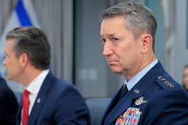 رئيس هيئة الأركان الأميركية يجري جولة جوية في سماء قطاع غزة