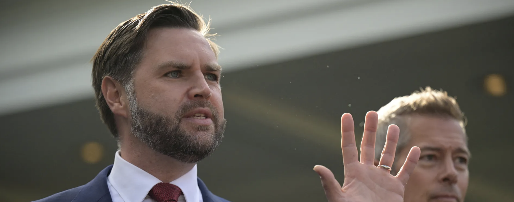 فانس: اختبار الأسلحة النووية "للتأكد من أنها تعمل"