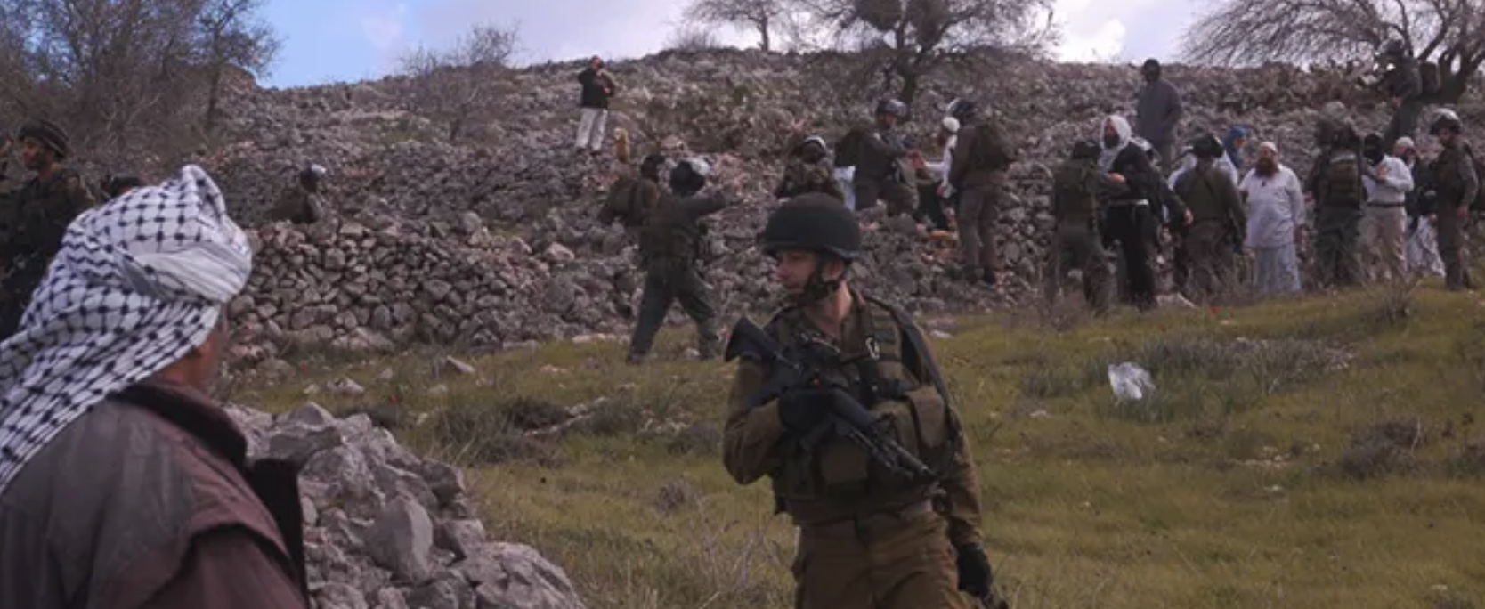 مستعمرون يعتدون على قاطفي الزيتون في بورين جنوب نابلس