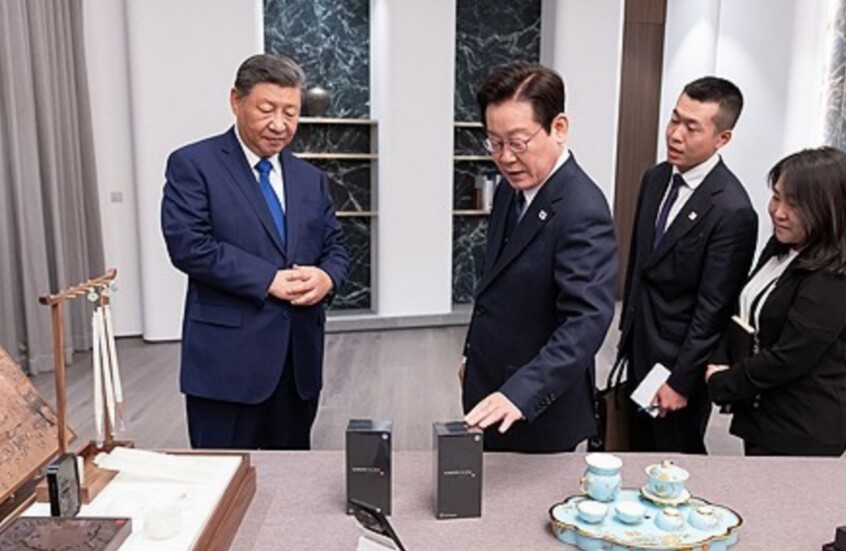 مزحة بين رئيسي الصين وكوريا الجنوبية: هل الخط آمن.. تحقق من الباب الخلفي!