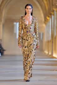 موضة 2026 تشتعل: قصّات جريئة وأناقة ذكية تغزو الشوارع