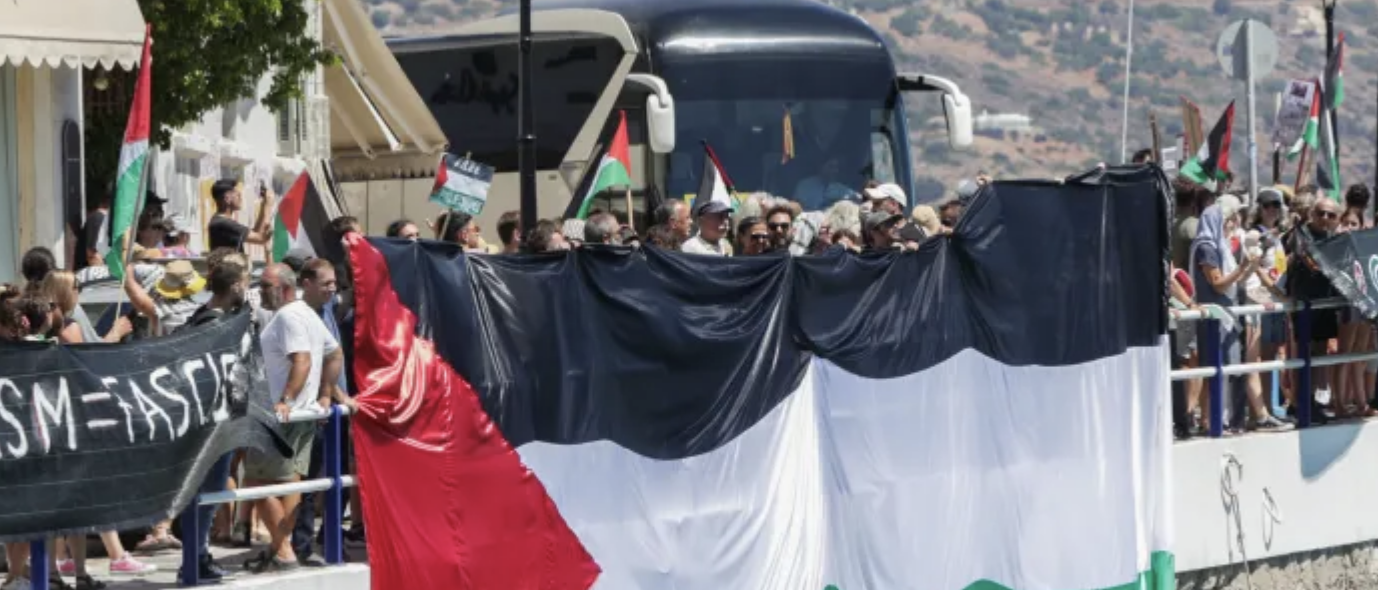 مئات السياح الإسرائيليين محاصرون بميناء يوناني بسبب مظاهرة مؤيدة لغزة