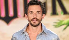 الوسامة تُعلن فوزها... جوناتان بيلي يتربع على عرش الجاذبية 1