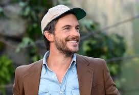 الوسامة تُعلن فوزها... جوناتان بيلي يتربع على عرش الجاذبية