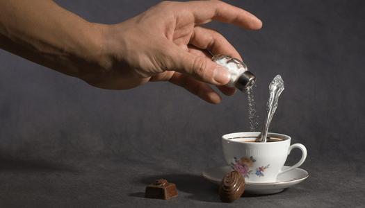 الملح في القهوة… خدعة سوشيال أم علاج فعلي؟