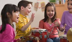 أنامل صغيرة وأوتار كبيرة… كيف تصنع الموسيقى فارقًا في حياة الأطفال؟