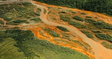 اللون البرتقالي يغزو أنهار ألاسكا… والتغير المناخي في الواجهة