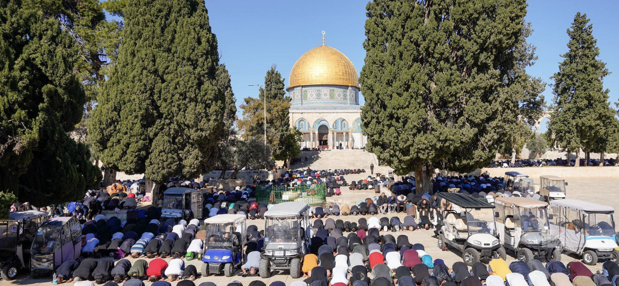 عشرات الآلاف المصلين يؤدون صلاة الجمعة في الأقصى