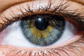 ماذا يفعل عدم الرمش بعينيك لمدة دقيقة؟