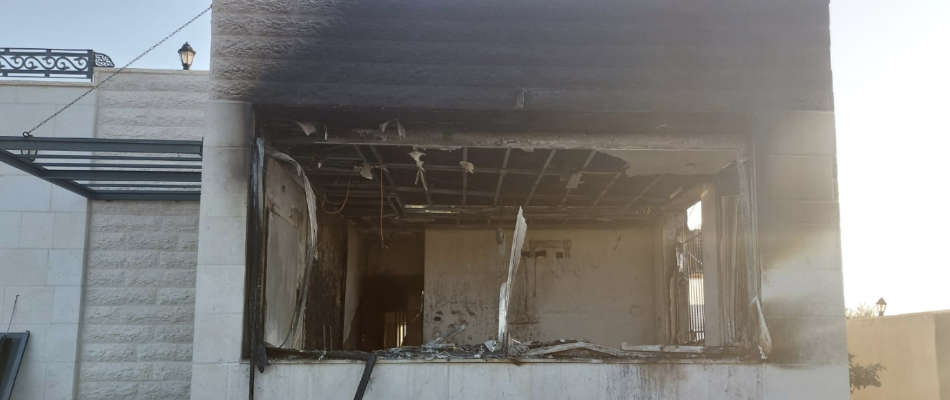 مستعمرون يضرمون النار في منزل بقرية أبو فلاح