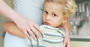 طفل الفيلكرو ... متى يصبح التعلّق بالأم مشكلة؟