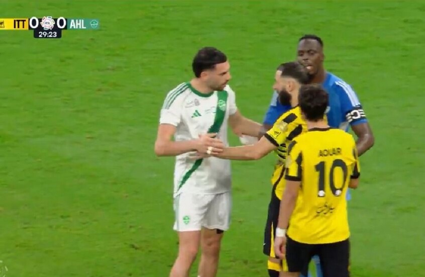 مشاجرة بين الجزائري حسام عوار والتركي ديميرال في "ديربي" جدة