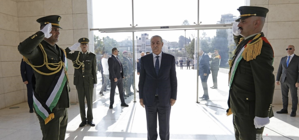 نيابة عن الرئيس: الشيخ يضع إكليلا من الزهور على ضريح الشهيد ياسر عرفات