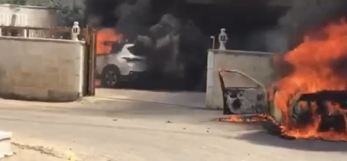 مستعمرون يشنون هجوما واسعا على المنطقة الصناعية شرق طولكرم ويضرمون النيران في شاحنات وأراضٍ زراعية