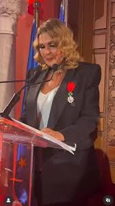 يسرا تتوّج بوسام فرنسي رفيع 1