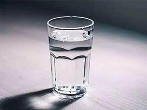 الهواء البارد يسحب رطوبتك.. اشرب بذكاء