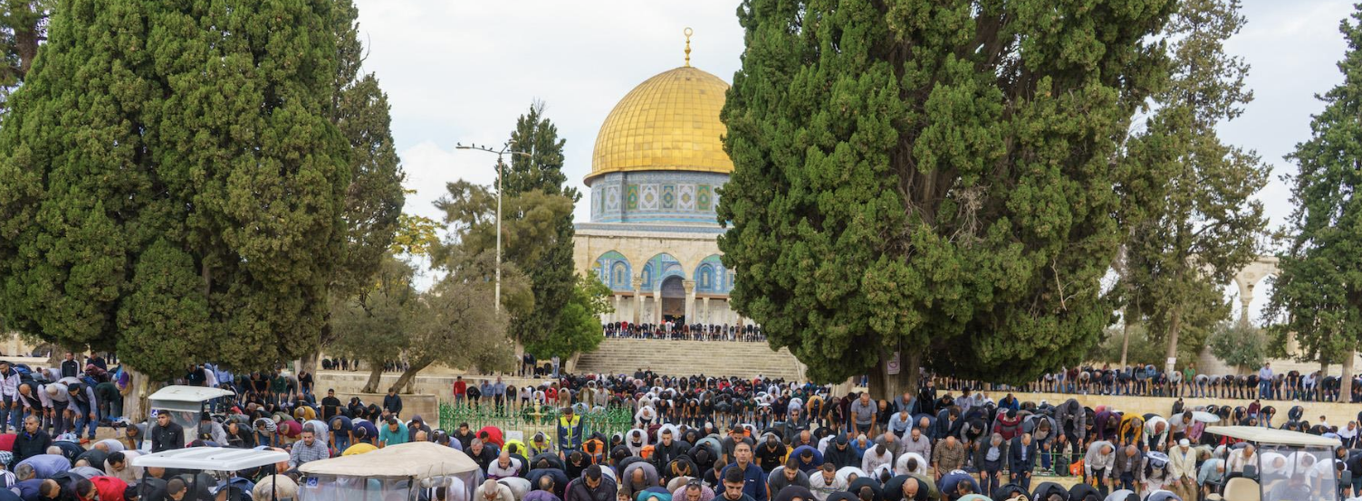 عشرات الآلاف المصلين يؤدون صلاة الجمعة في الأقصى