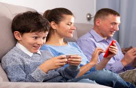 انشغال الوالدين بالهاتف يضعف لغة الطفل