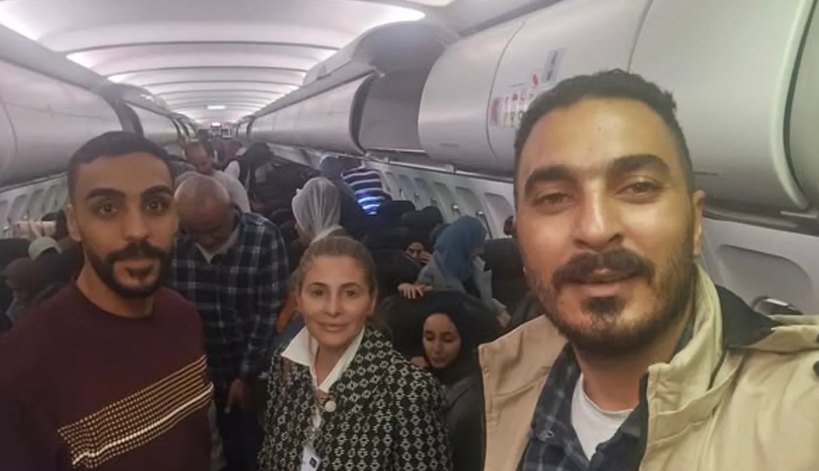 "هآرتس": شبكة منظمة يقودها إسرائيلي تعمل على إخراج فلسطينيين من قطاع غزة