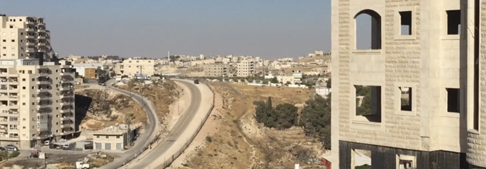 الاحتلال يوزع 40 إخطارا بالهدم ووقف البناء في واد الحمص جنوب شرق القدس