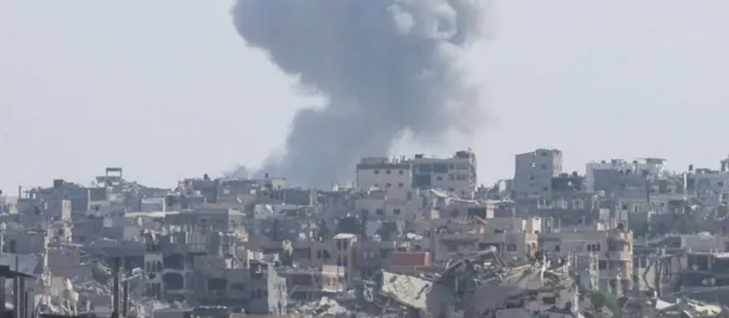 إسرائيل تقصف جنوب غزة.. وتعلن قتل 5 مسلحين عالقين في رفح