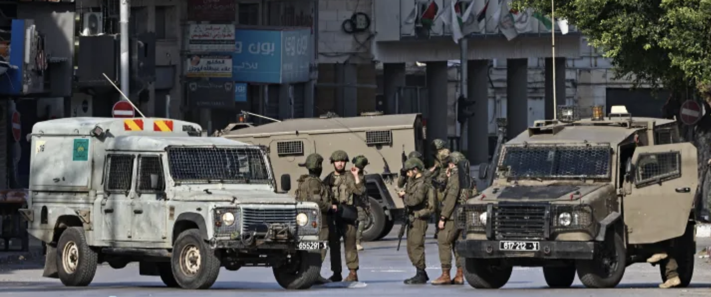 الاحتلال يداهم مناطق بالضفة والمستوطنون يحرقون منشأة زراعية