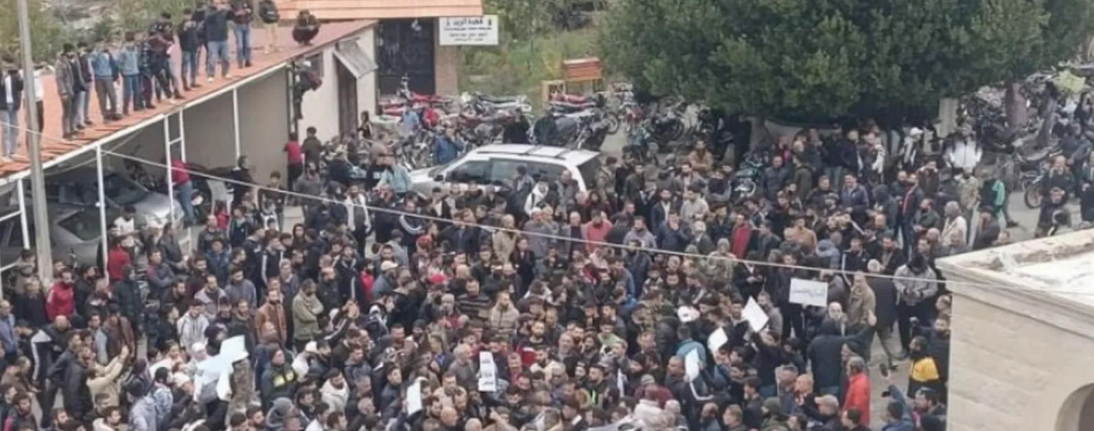 سوريا.. مظاهرات في الساحل وحمص وانتشار لقوى الأمن