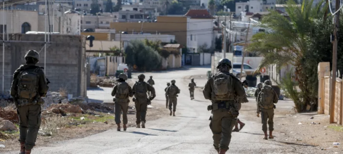 الاحتلال يعزز قواته بطوباس وينفذ حملات دهم واعتقال بقلقيلية وطولكرم