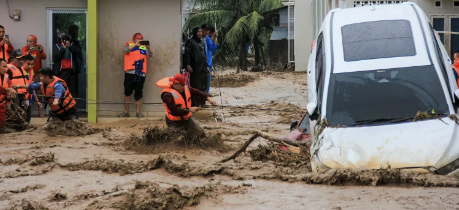 عشرات القتلى بانهيارات أرضية بسبب أمطار غزيرة في إندونيسيا وسريلانكا