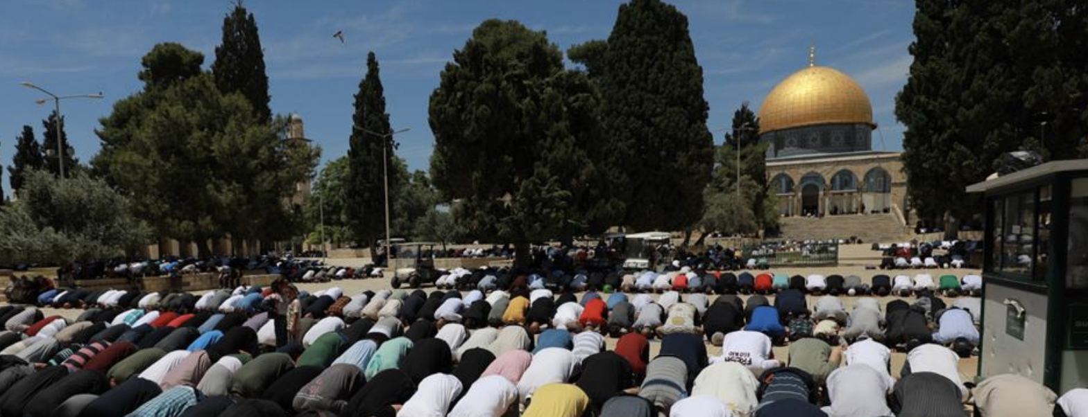 عشرات آلاف المصلين يؤدون صلاة الجمعة في الأقصى