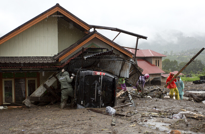 عمليات نهب في اندونيسيا بعد الفيضانات القاتلة