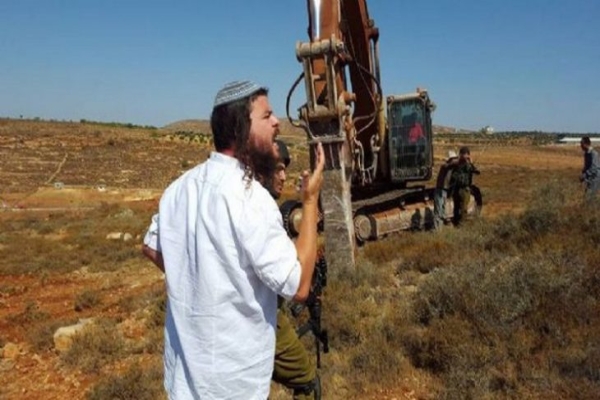 بهدف الاستيلاء عليها: مستعمرون يحرثون أراضي في بلدة سنجل قرب رام الله