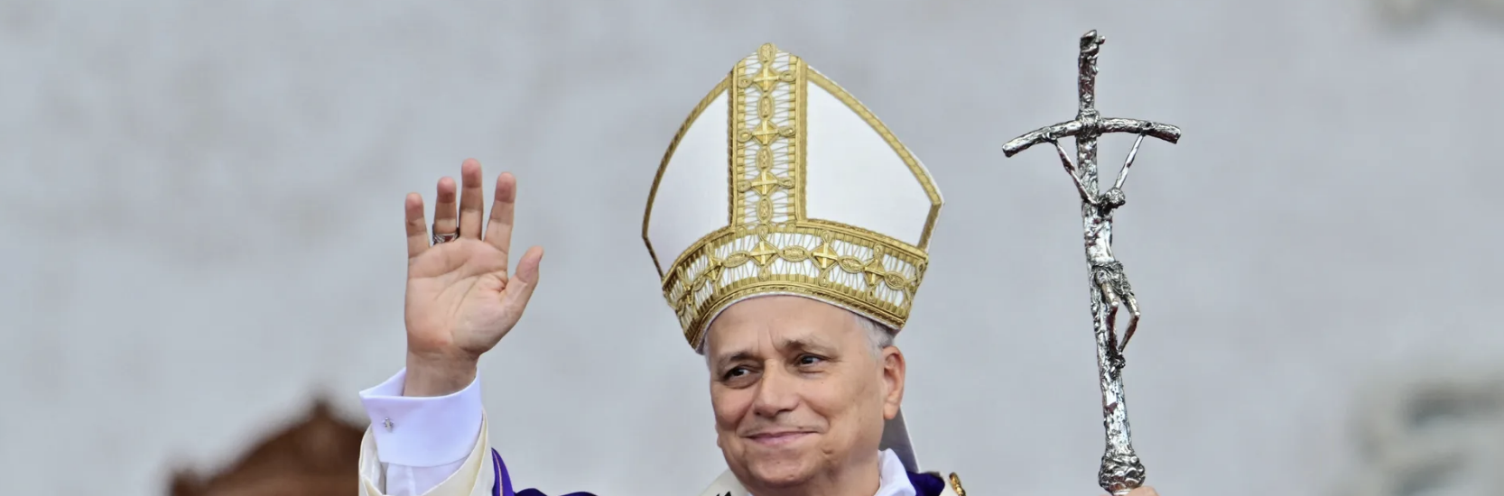 البابا من بيروت يدعو إلى لبنان موحد و"نزع السلاح من القلوب"