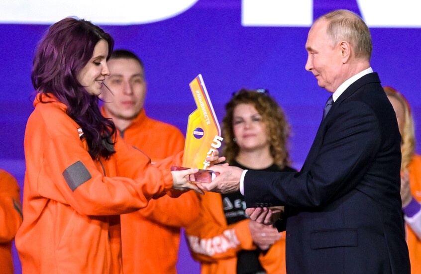 بوتين يمنح شابة روسية جائزة "متطوع العام" لسنة 2025