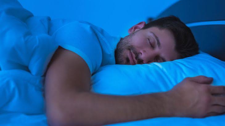 غرفة مظلمة ونوم هادئ يحمي الشرايين