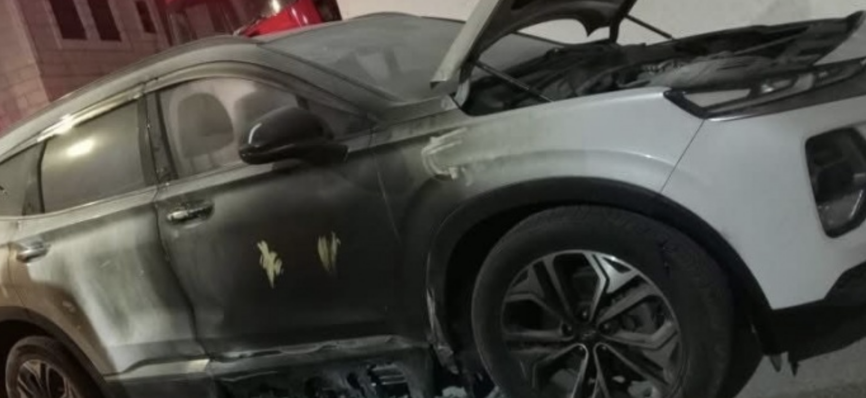 مستعمرون يحرقون مركبتين ويخطون شعارات عنصرية بالطيبة شرق رام الله