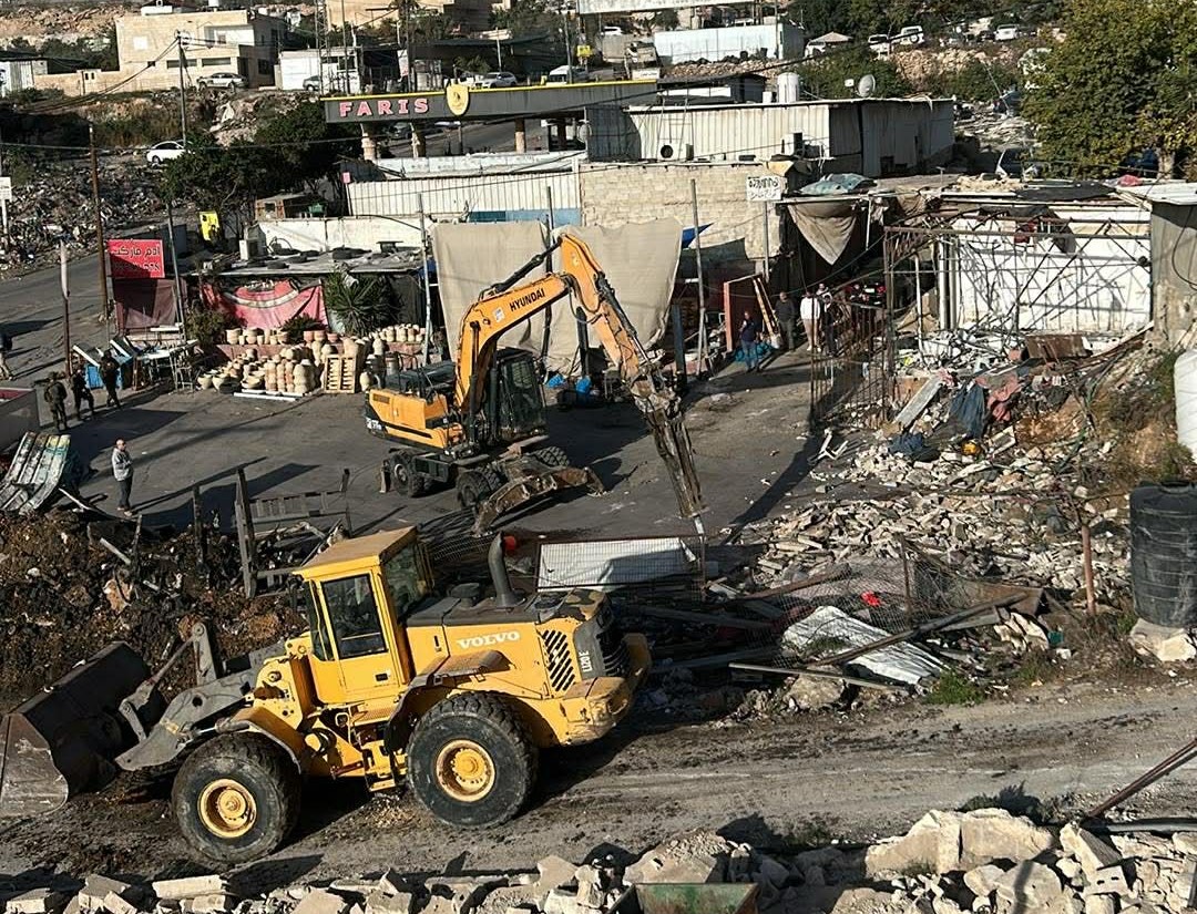 الاحتلال يهدم "منشأة تجارية" ويصيب العشرات بالاختناق في حزما شمال القدس