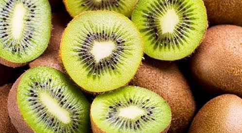 الكيوي يوميًّا يعيد شباب البشرة