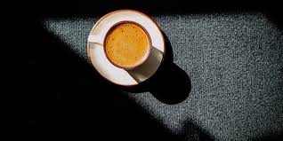 الكافيين.. منبه العالم الأكثر شيوعًا