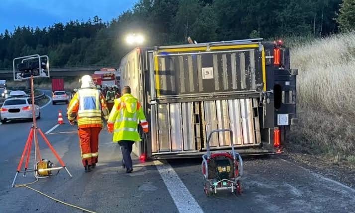 شاحنة تنقلب… والدجاج يحتل الطريق